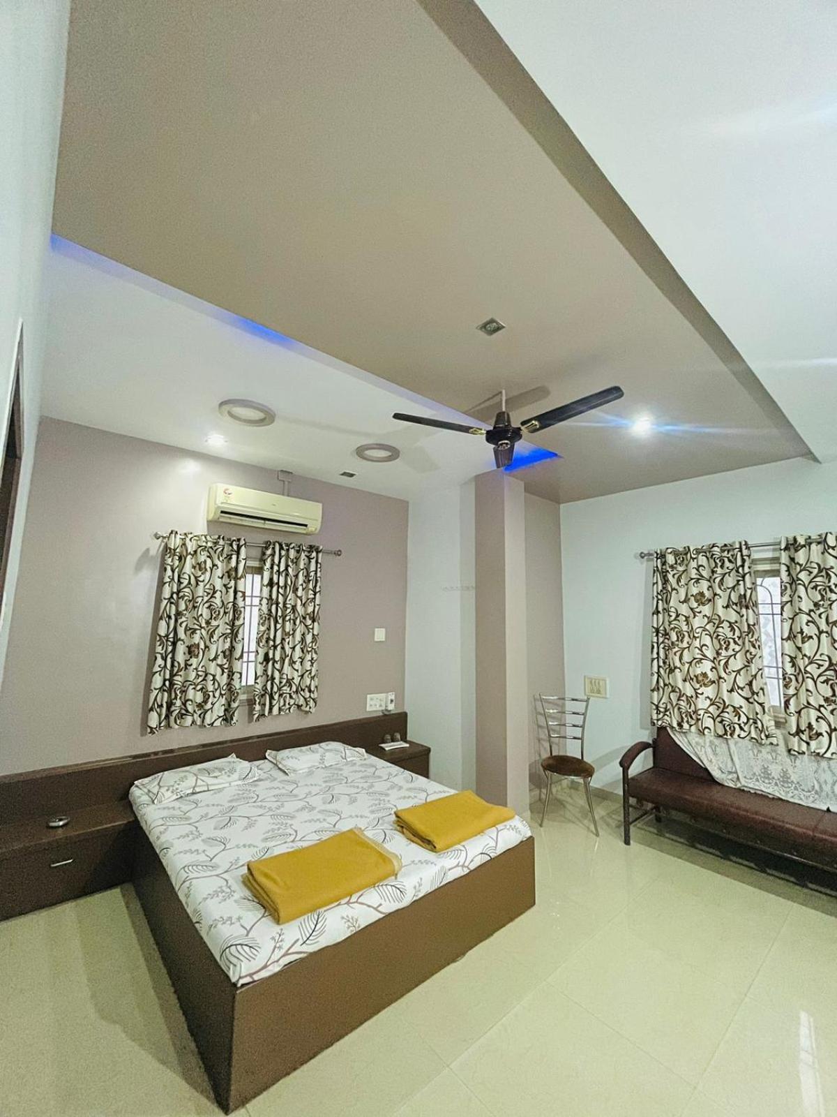 Hotel Rajdhani And Guest House Gujarat - Best Family Hotel In Halol Near Pavagadh And Halol Gidc المظهر الخارجي الصورة
