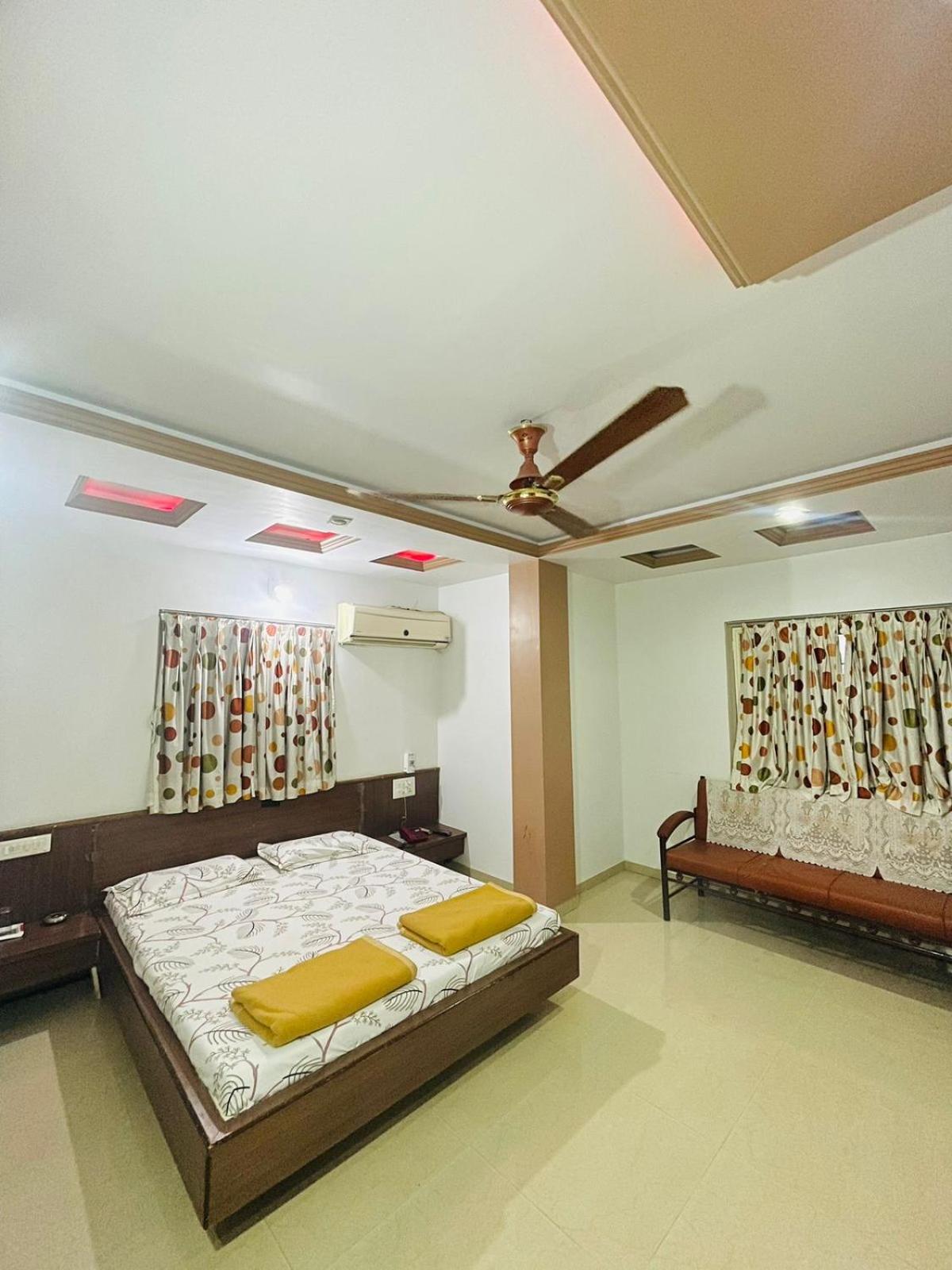 Hotel Rajdhani And Guest House Gujarat - Best Family Hotel In Halol Near Pavagadh And Halol Gidc المظهر الخارجي الصورة